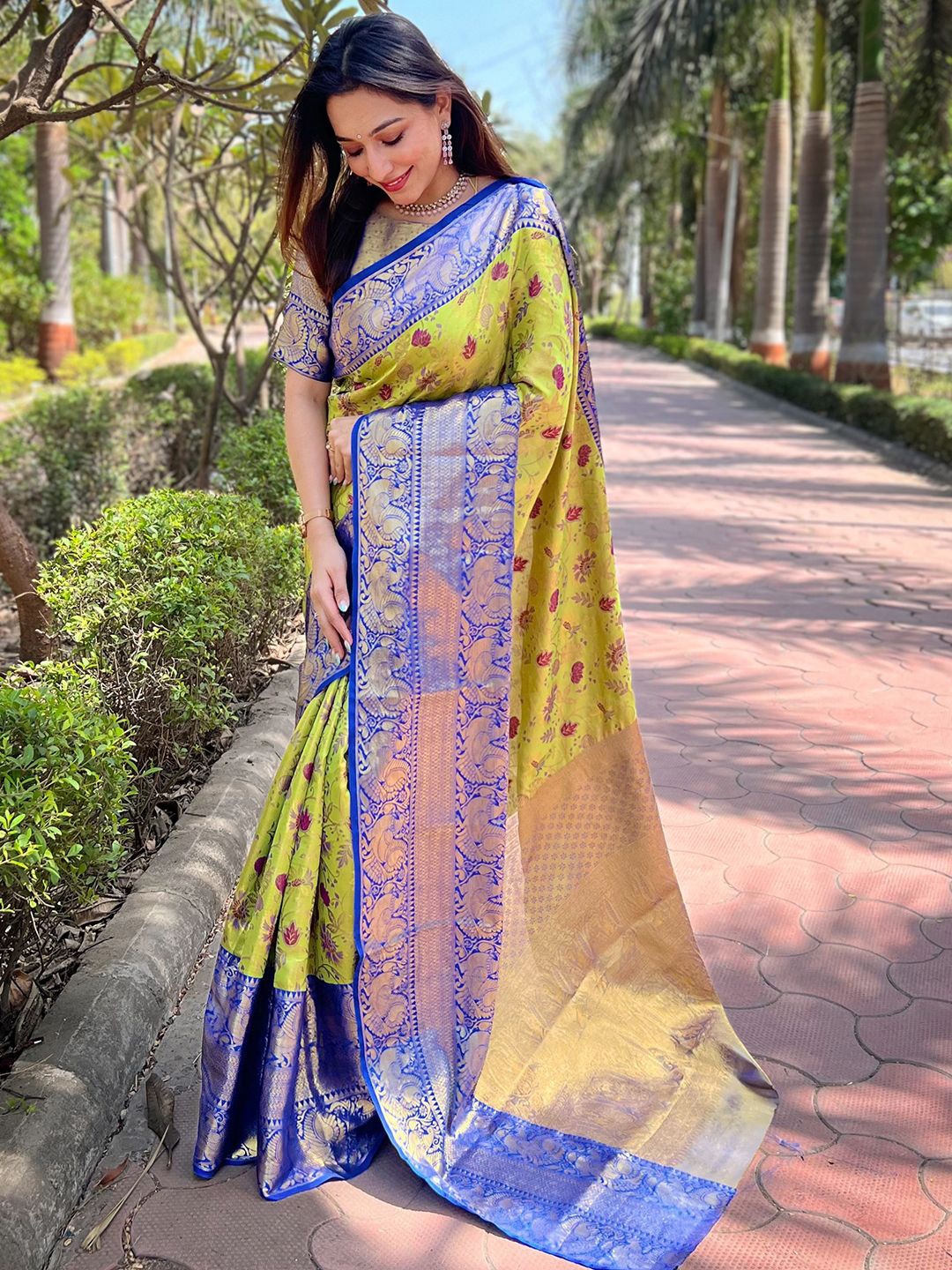

PATLIPALLU Woven Design Zari Silk Blend Banarasi Saree, Green