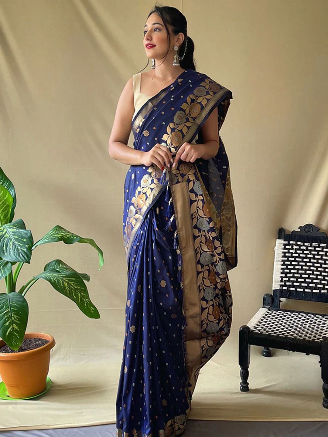 

PATLIPALLU Woven Design Zari Art Silk Banarasi Saree, Navy blue