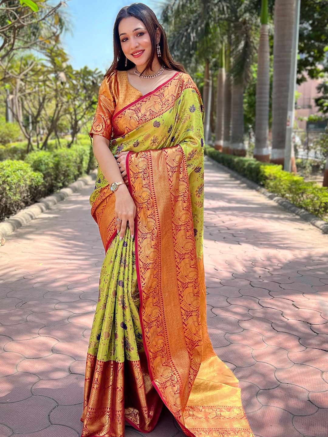 

PATLIPALLU Woven Design Zari Silk Blend Banarasi Saree, Green