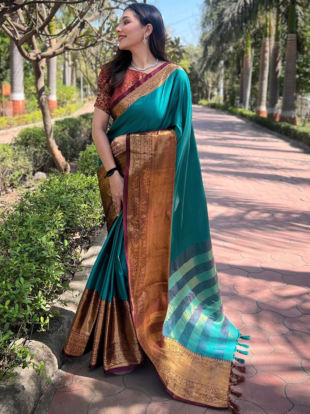 

PATLIPALLU Zari Silk Blend Banarasi Saree, Teal
