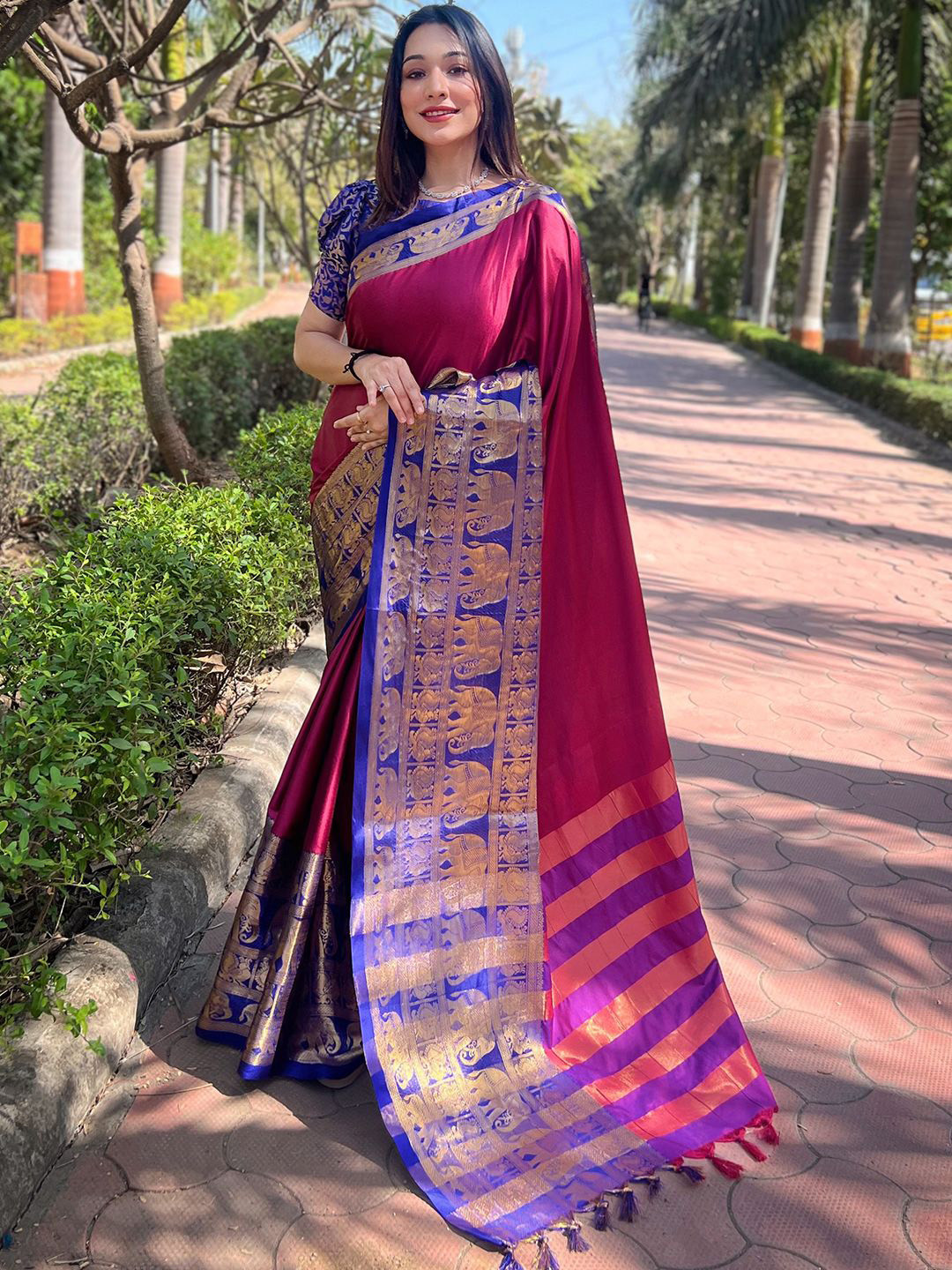 

PATLIPALLU Zari Silk Blend Banarasi Saree, Maroon