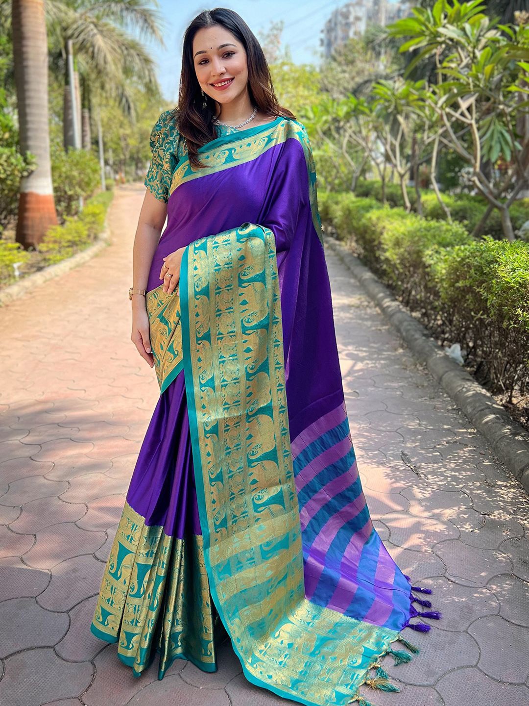 

PATLIPALLU Zari Silk Blend Banarasi Saree, Blue