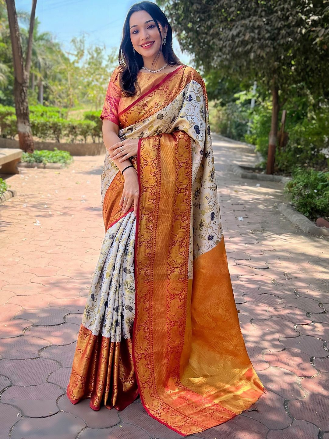 

PATLIPALLU Woven Design Zari Silk Blend Banarasi Saree, Red