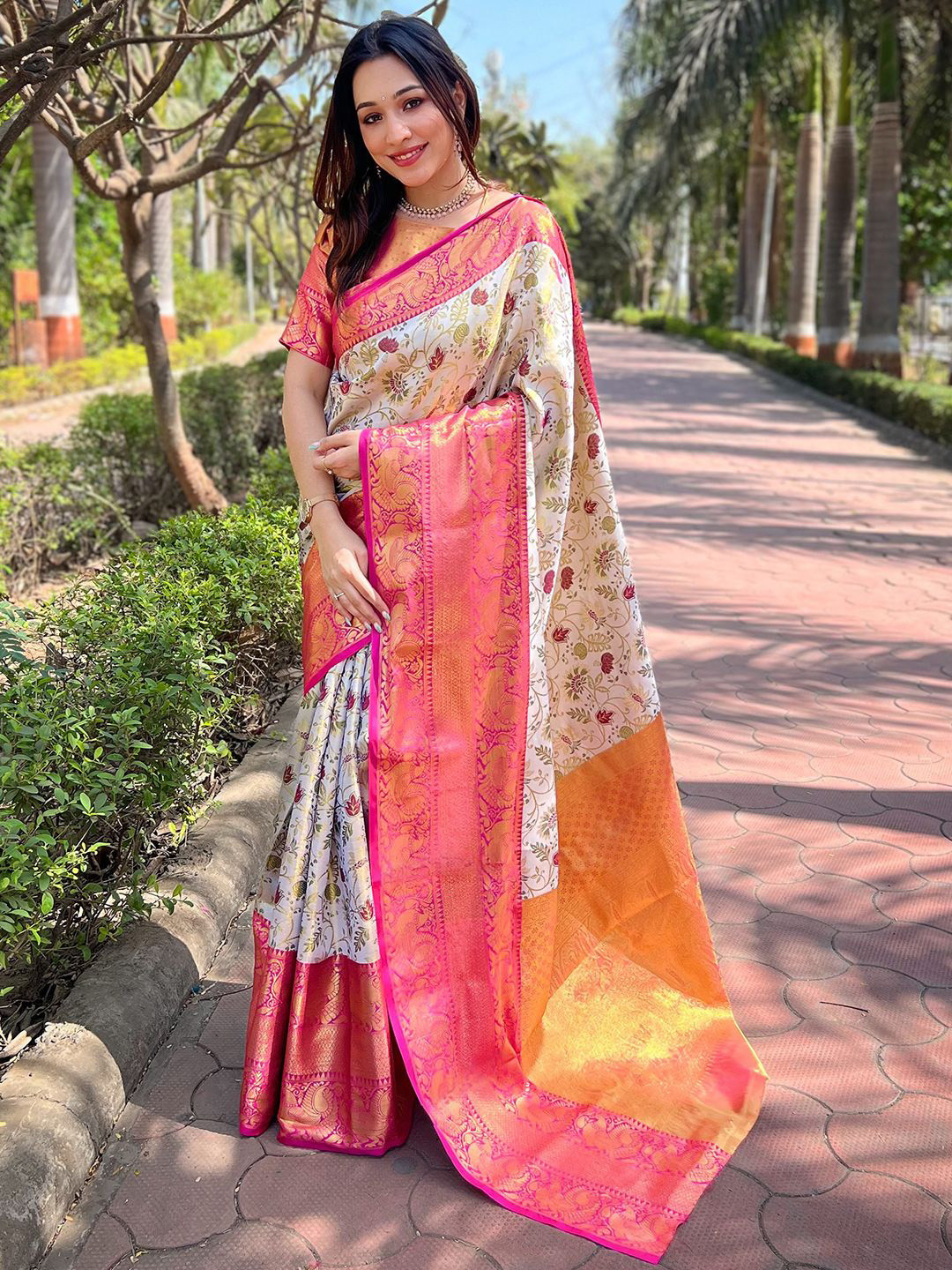 

PATLIPALLU Woven Design Zari Silk Blend Banarasi Saree, Off white