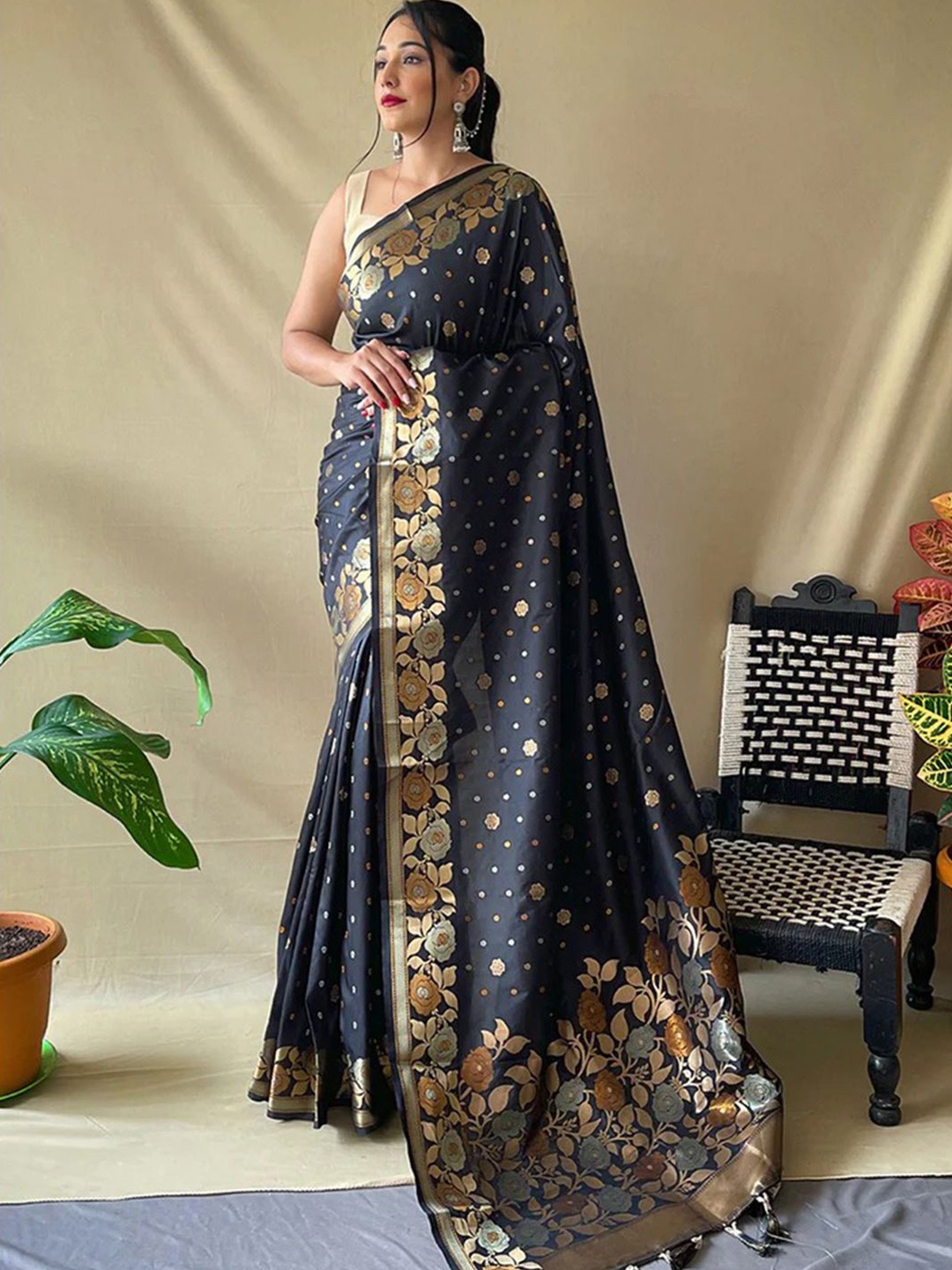 

PATLIPALLU Woven Design Zari Art Silk Banarasi Saree, Black
