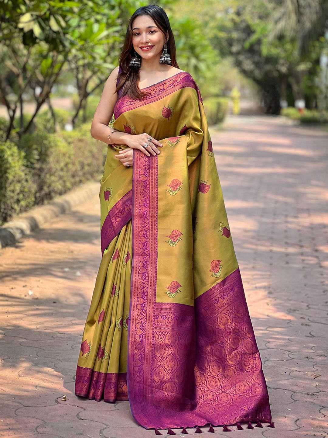 

PATLIPALLU Woven Design Zari Art Silk Banarasi Saree, Green