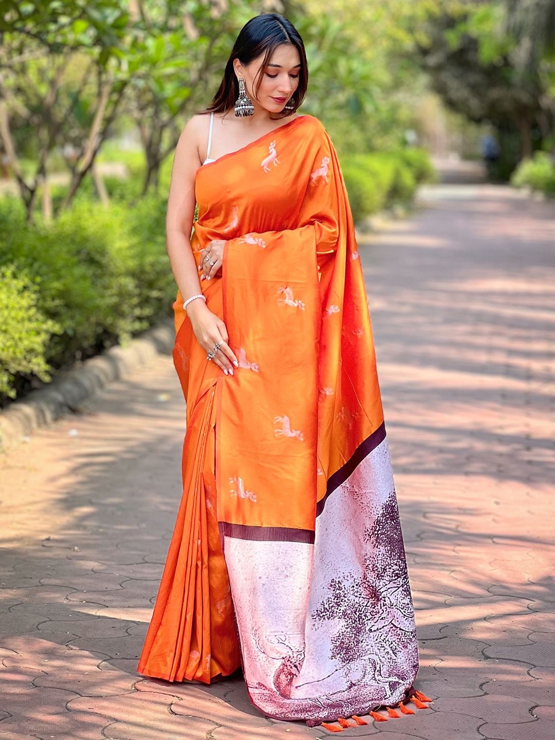 

PATLIPALLU Woven Design Zari Silk Blend Banarasi Saree, Orange