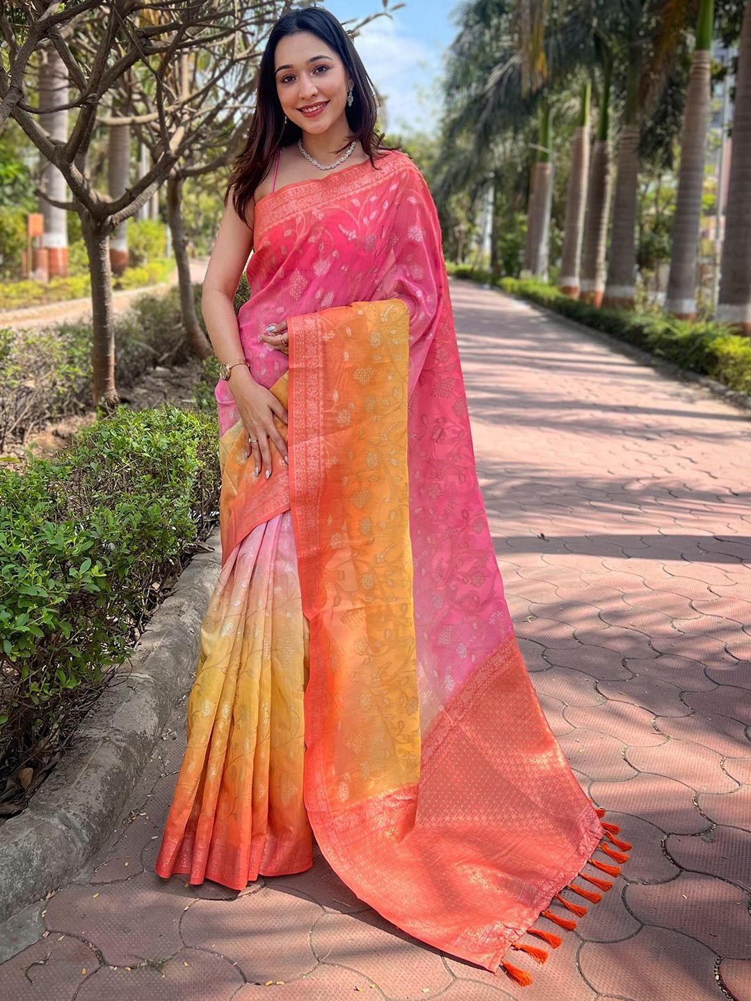 

PATLIPALLU Woven Design Zari Art Silk Banarasi Saree, Pink