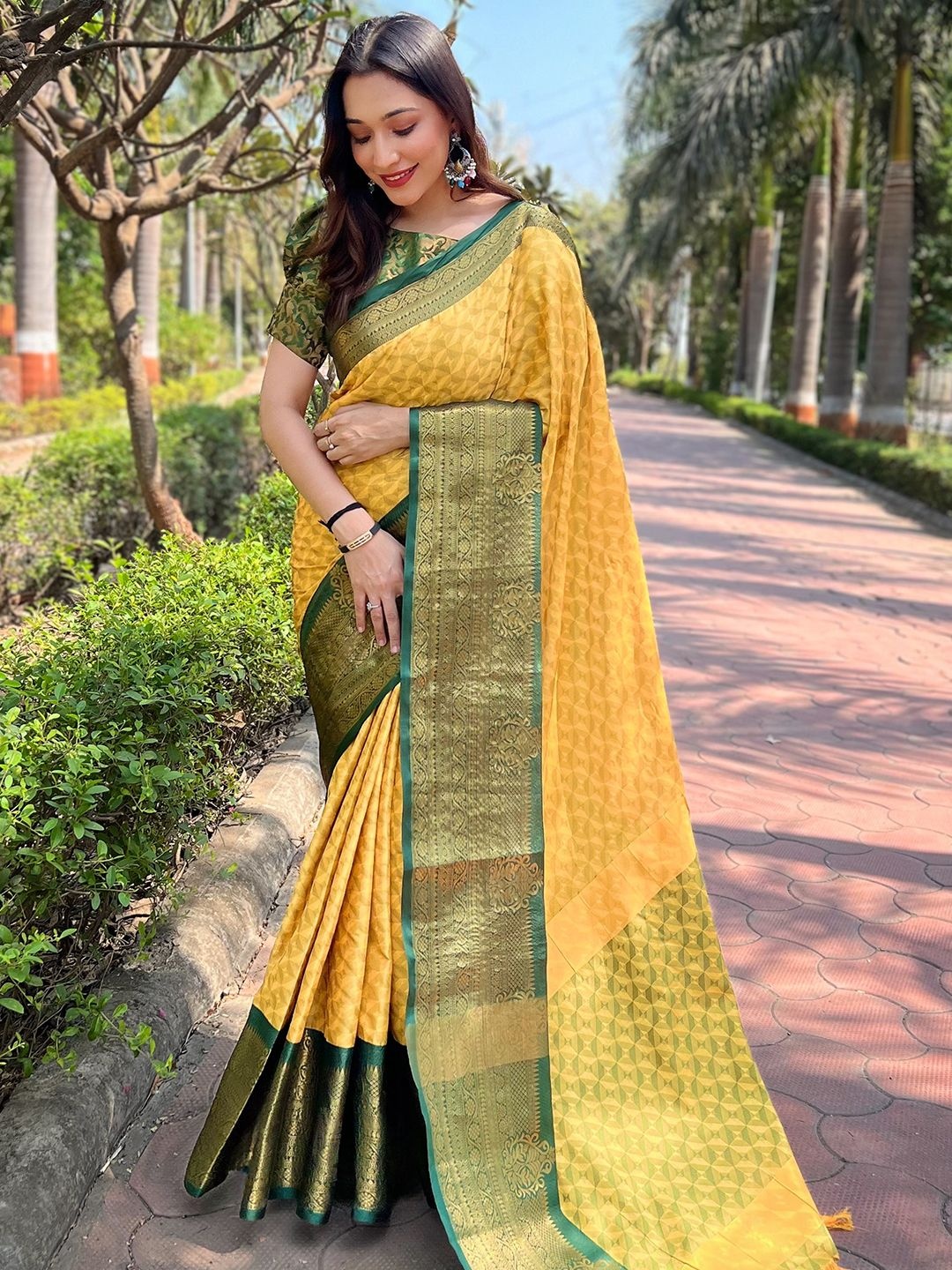 

PATLIPALLU Woven Design Zari Silk Blend Banarasi Saree, Yellow