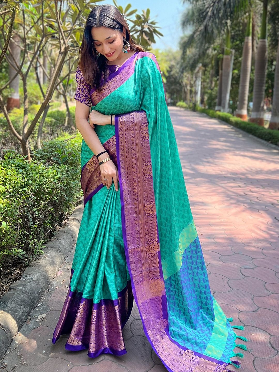 

PATLIPALLU Woven Design Zari Silk Blend Banarasi Saree, Green