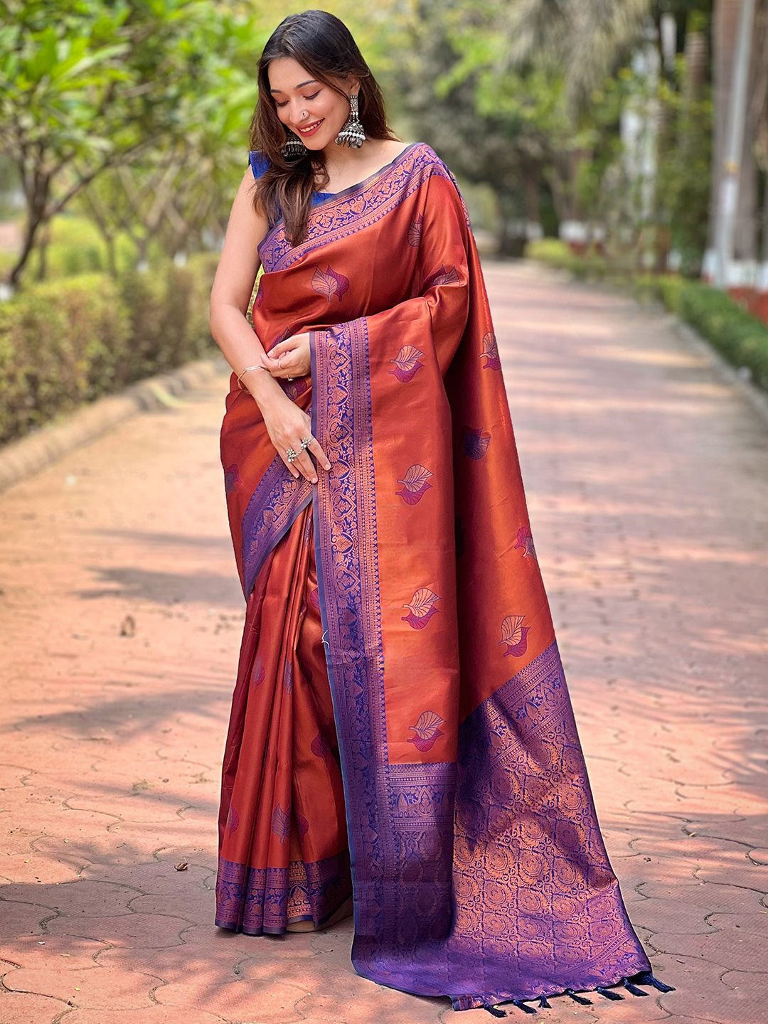 

PATLIPALLU Woven Design Zari Art Silk Banarasi Saree, Red