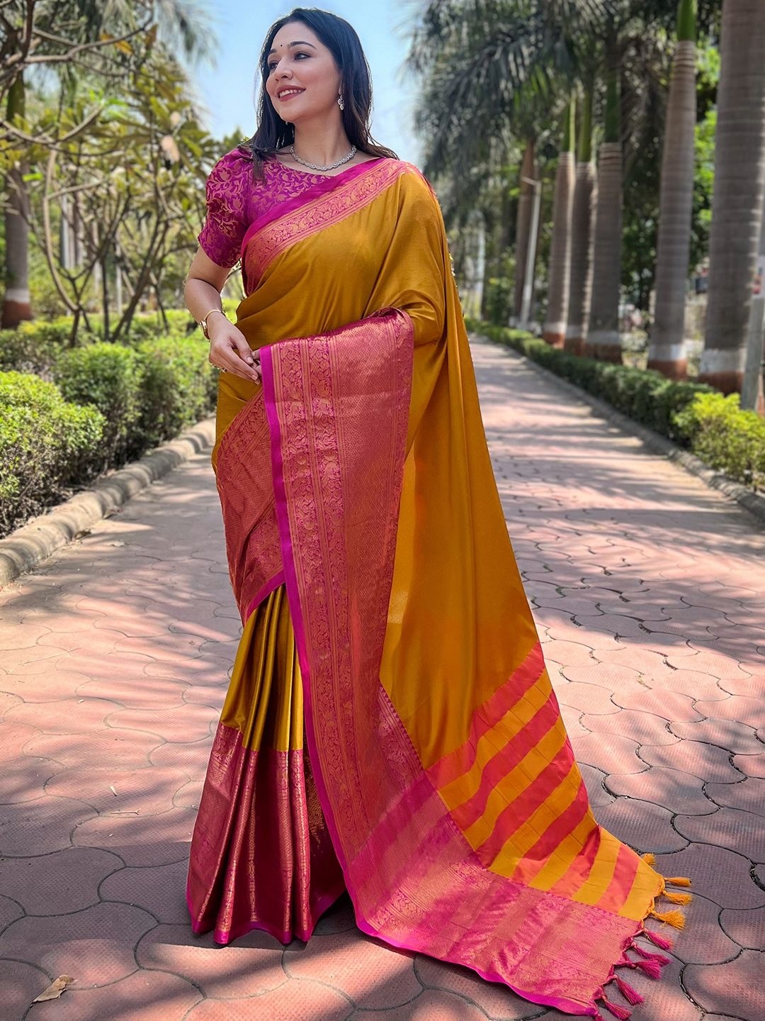 

PATLIPALLU Zari Silk Blend Banarasi Saree, Yellow