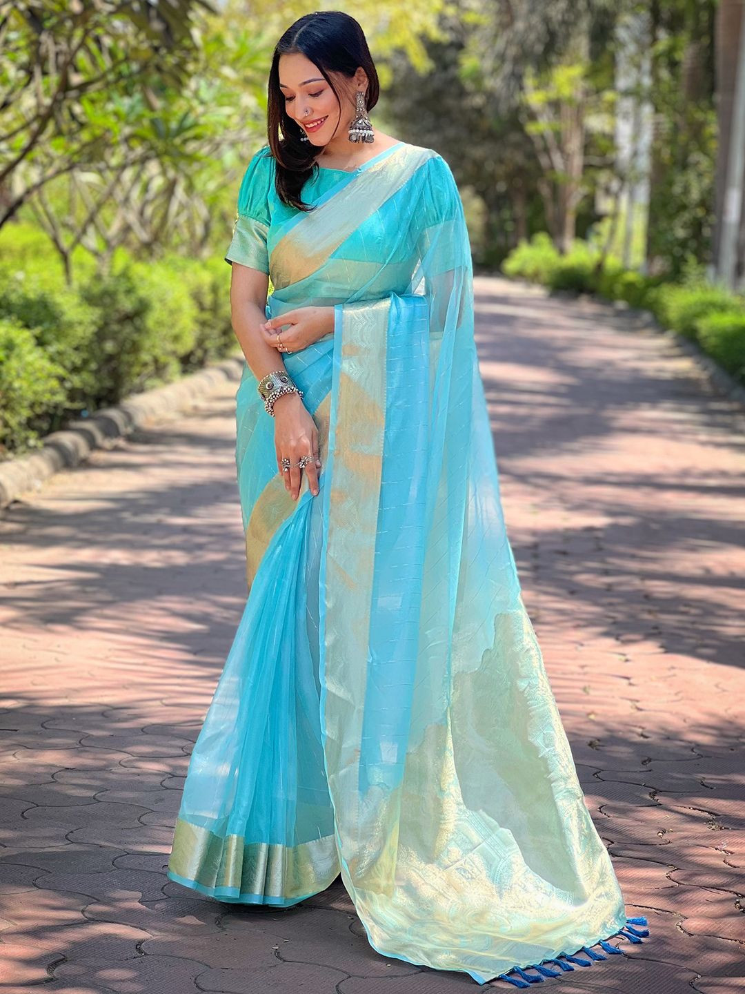 

PATLIPALLU Striped Zari Saree, Blue