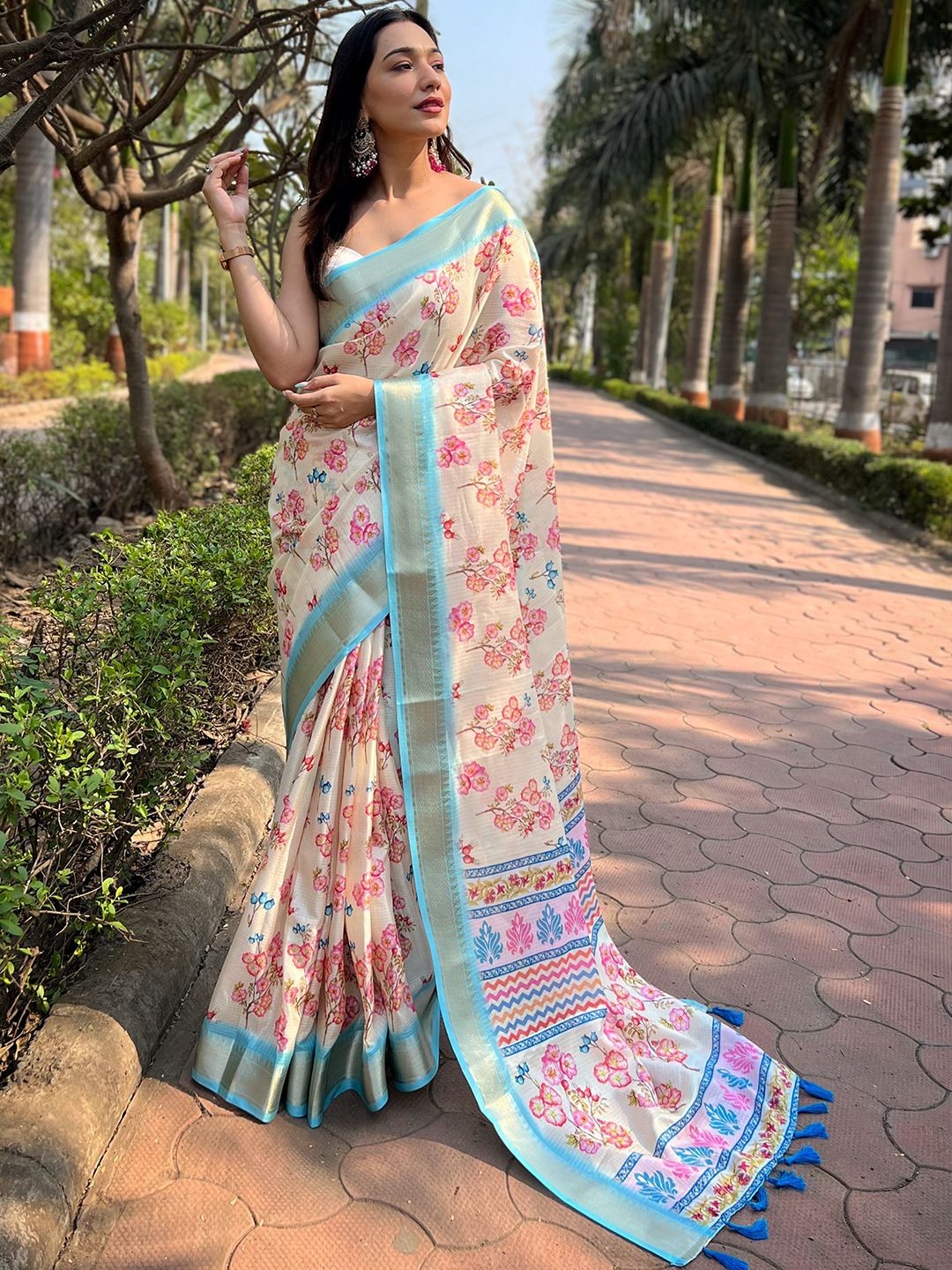 

PATLIPALLU Floral Zari Art Silk Kota Saree, Cream