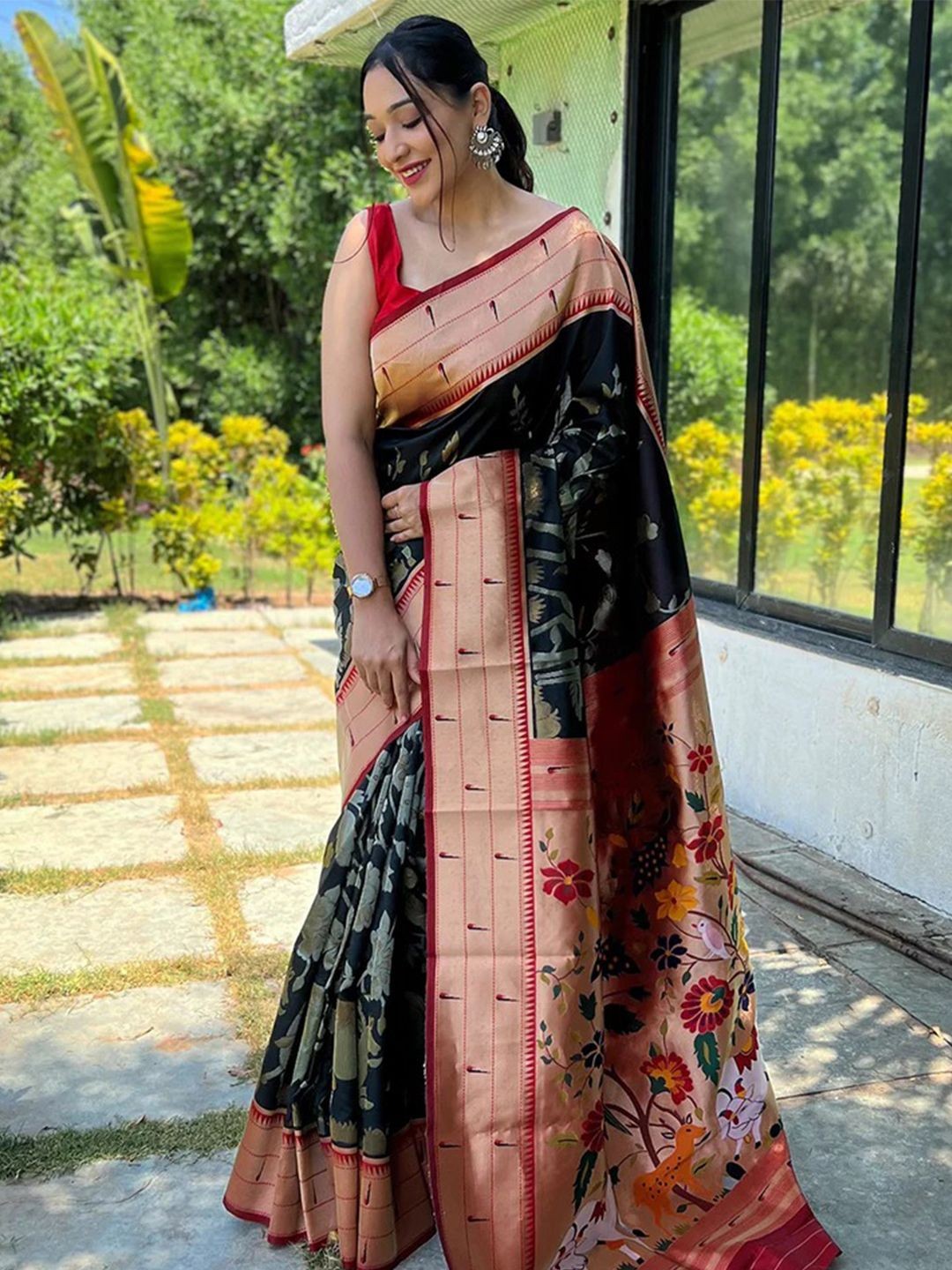 

PATLIPALLU Woven Design Zari Art Silk Banarasi Saree, Black