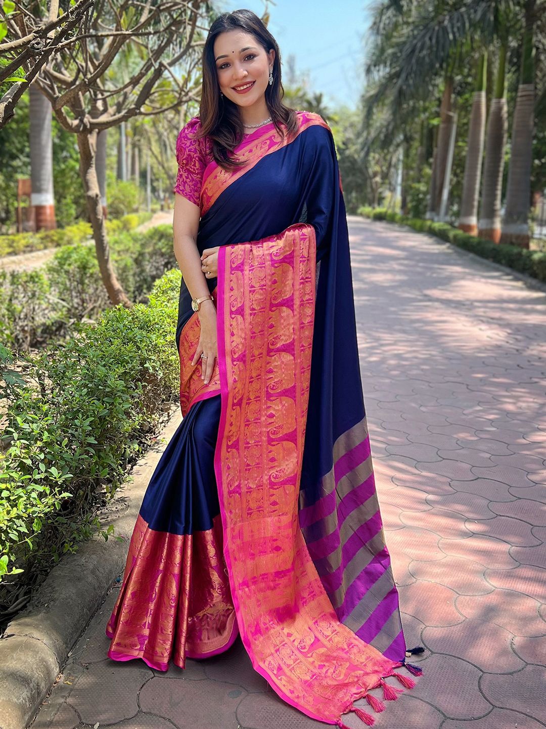 

PATLIPALLU Zari Silk Blend Banarasi Saree, Navy blue