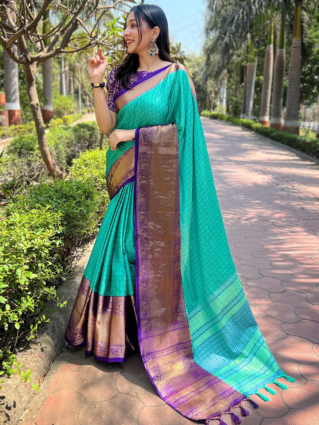 

PATLIPALLU Woven Design Zari Silk Blend Banarasi Saree, Blue