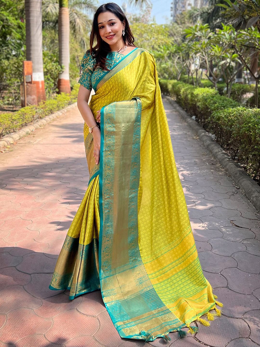 

PATLIPALLU Woven Design Zari Silk Blend Banarasi Saree, Yellow
