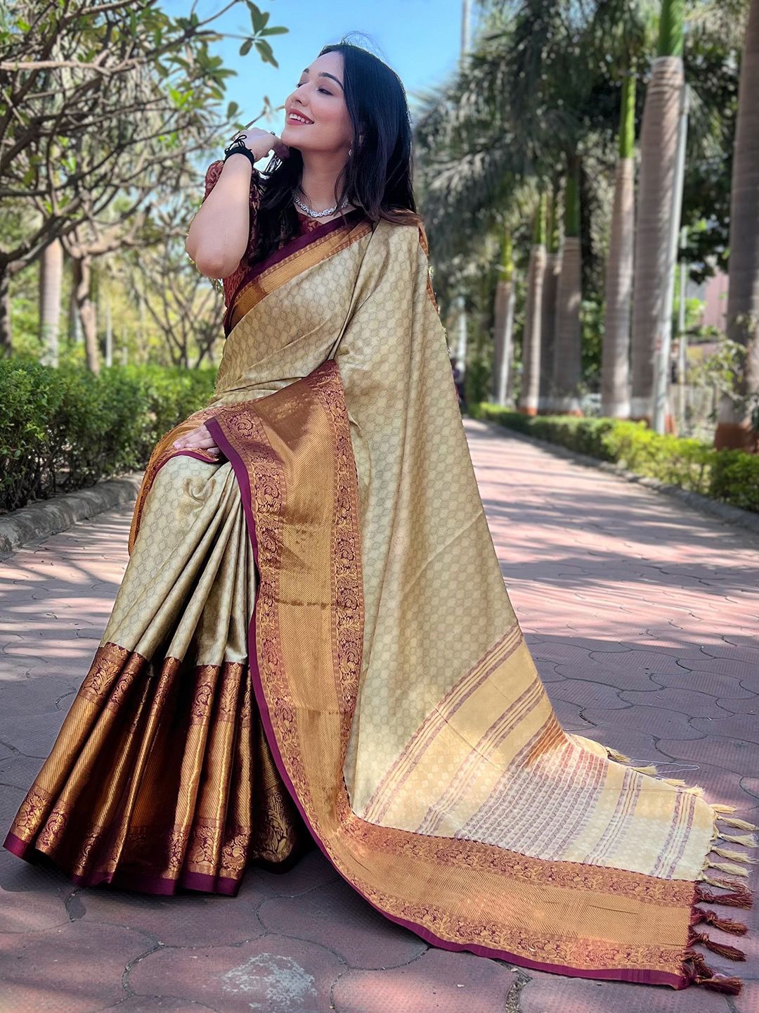 

PATLIPALLU Woven Design Zari Silk Blend Banarasi Saree, Gold
