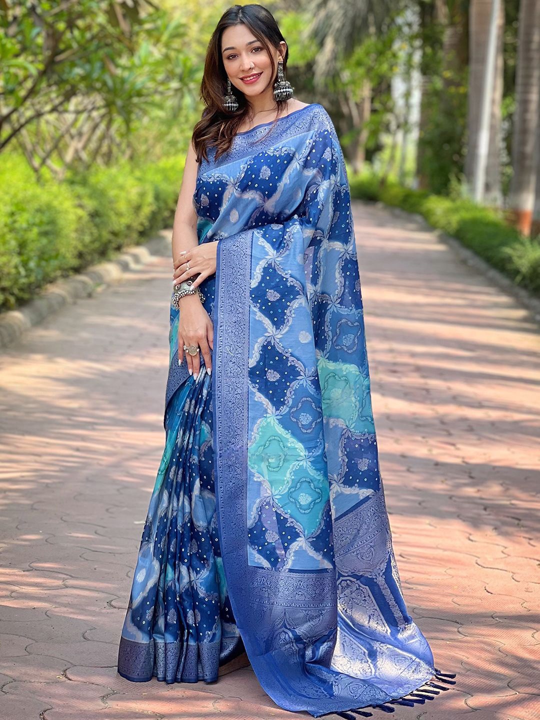 

PATLIPALLU Woven Design Zari Silk Blend Banarasi Saree, Blue