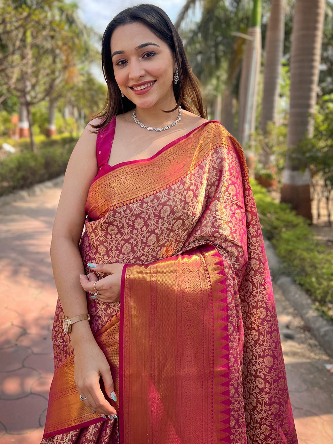 

PATLIPALLU Woven Design Zari Art Silk Banarasi Saree, Green