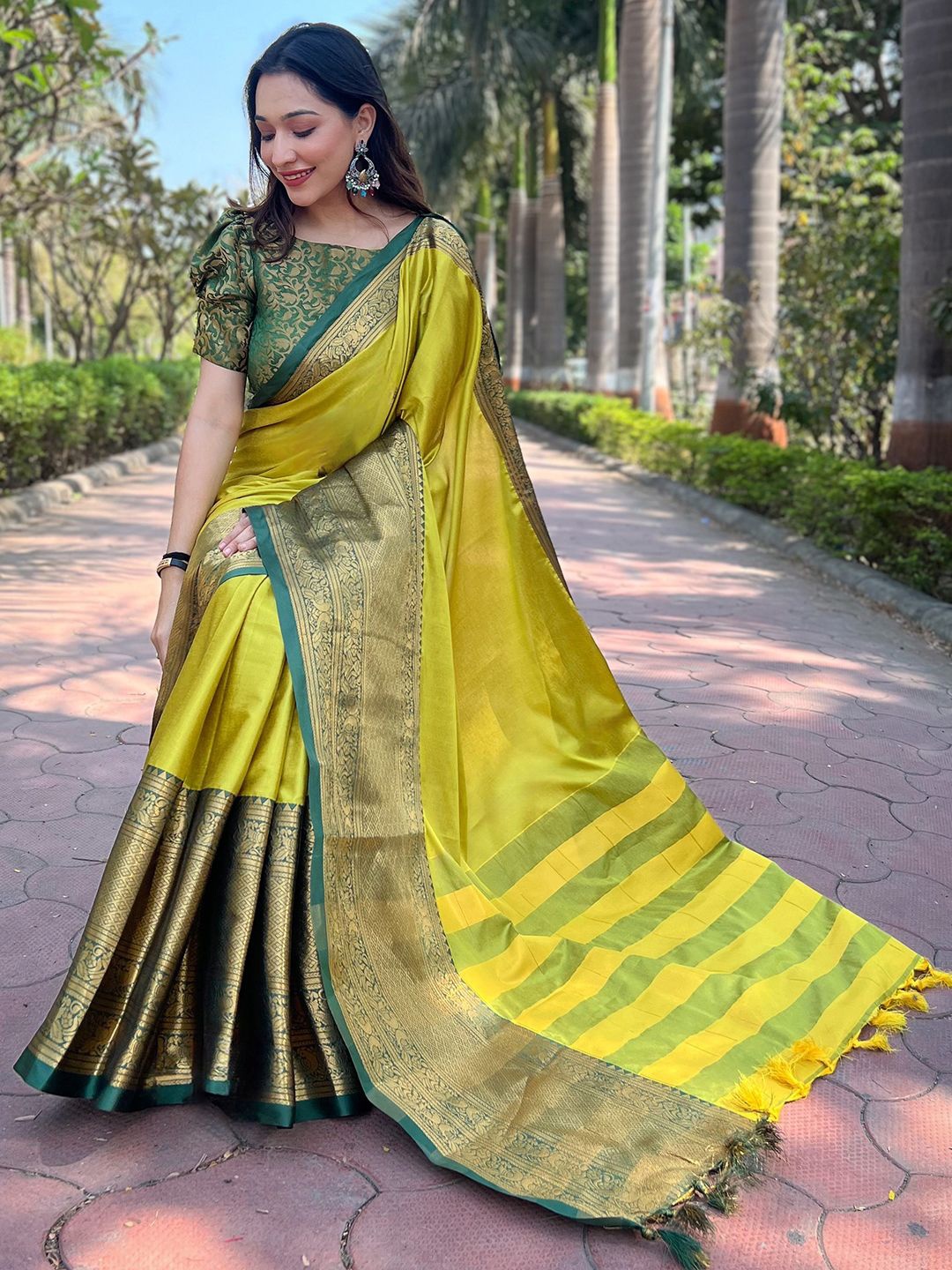 

PATLIPALLU Woven Design Zari Silk Blend Banarasi Saree, Lime green