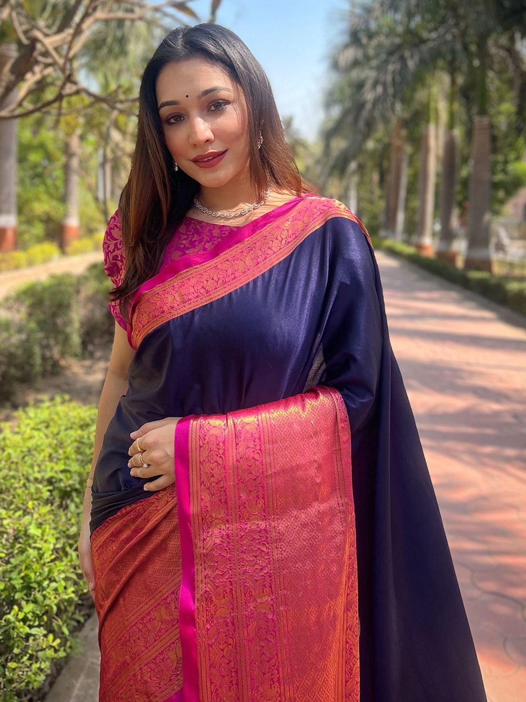 

PATLIPALLU Zari Silk Blend Banarasi Saree, Navy blue