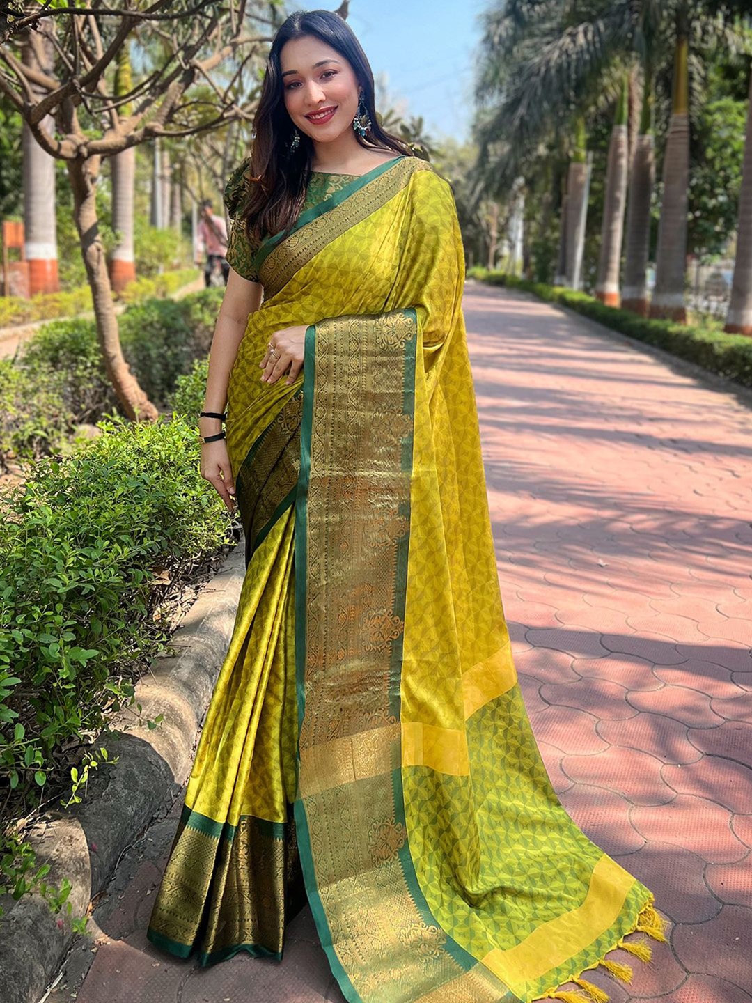 

PATLIPALLU Woven Design Zari Silk Blend Banarasi Saree, Olive