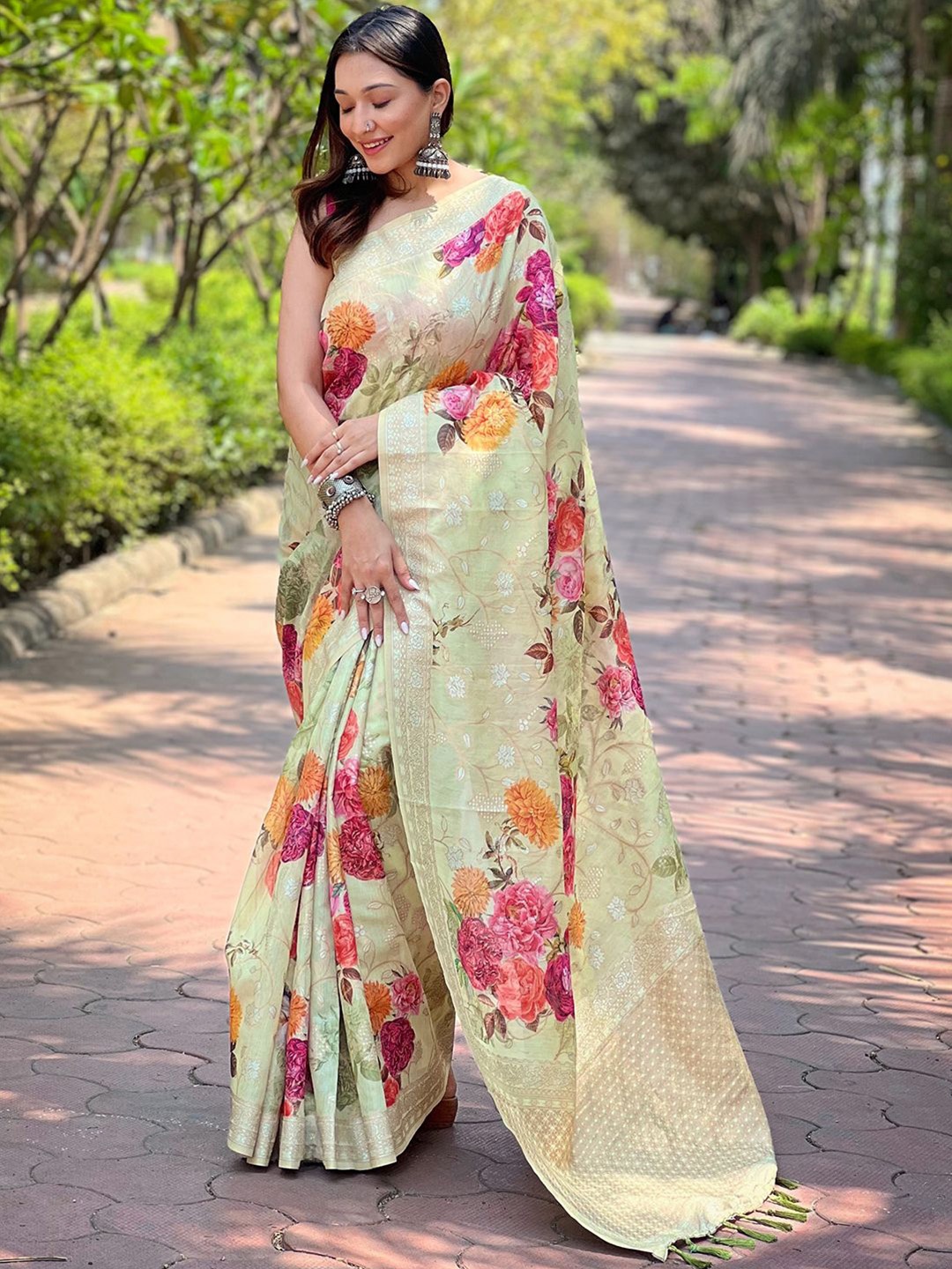 

PATLIPALLU Floral Zari Silk Blend Banarasi Saree, Olive