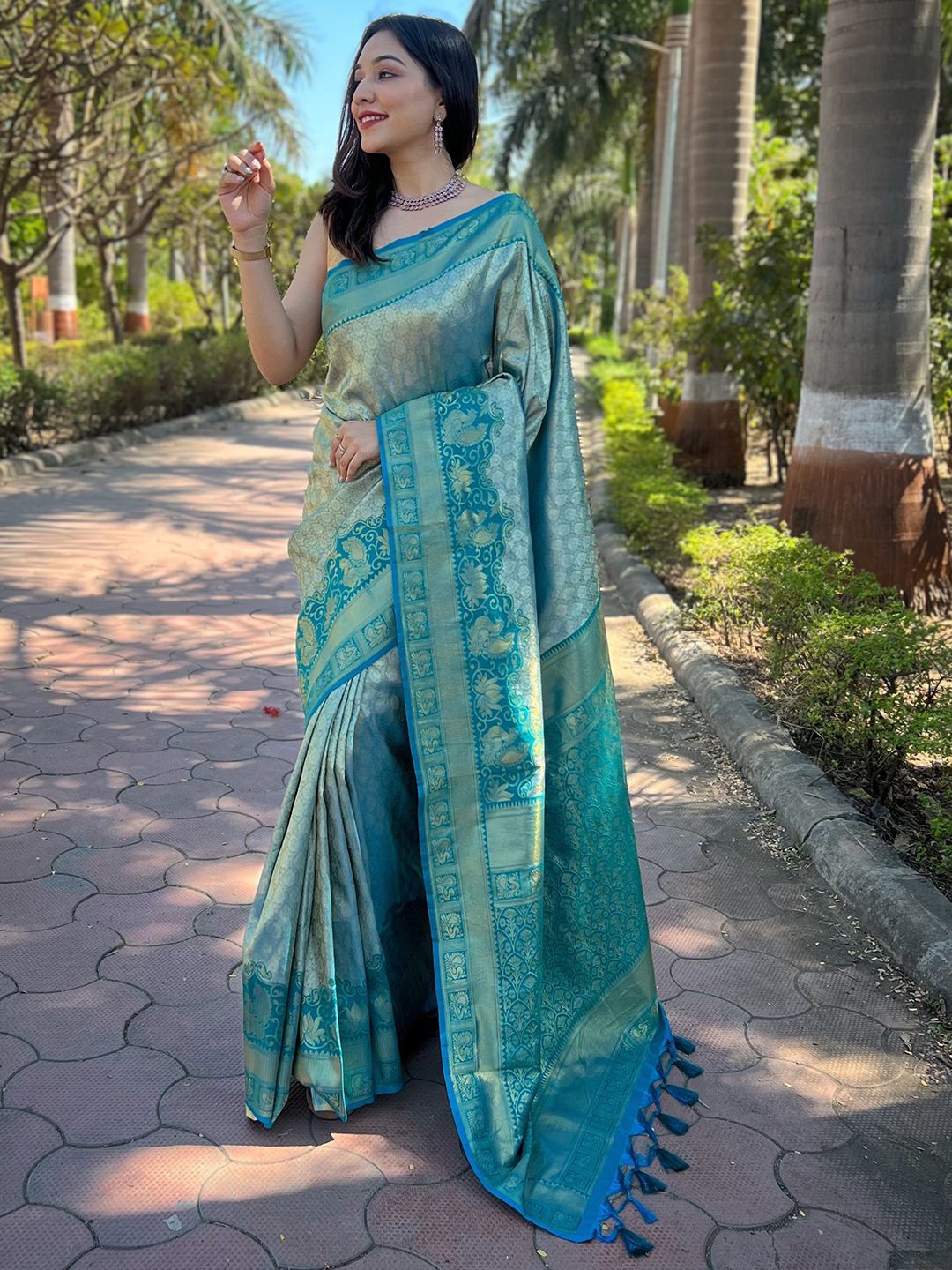 

PATLIPALLU Woven Design Zari Art Silk Banarasi Saree, Green