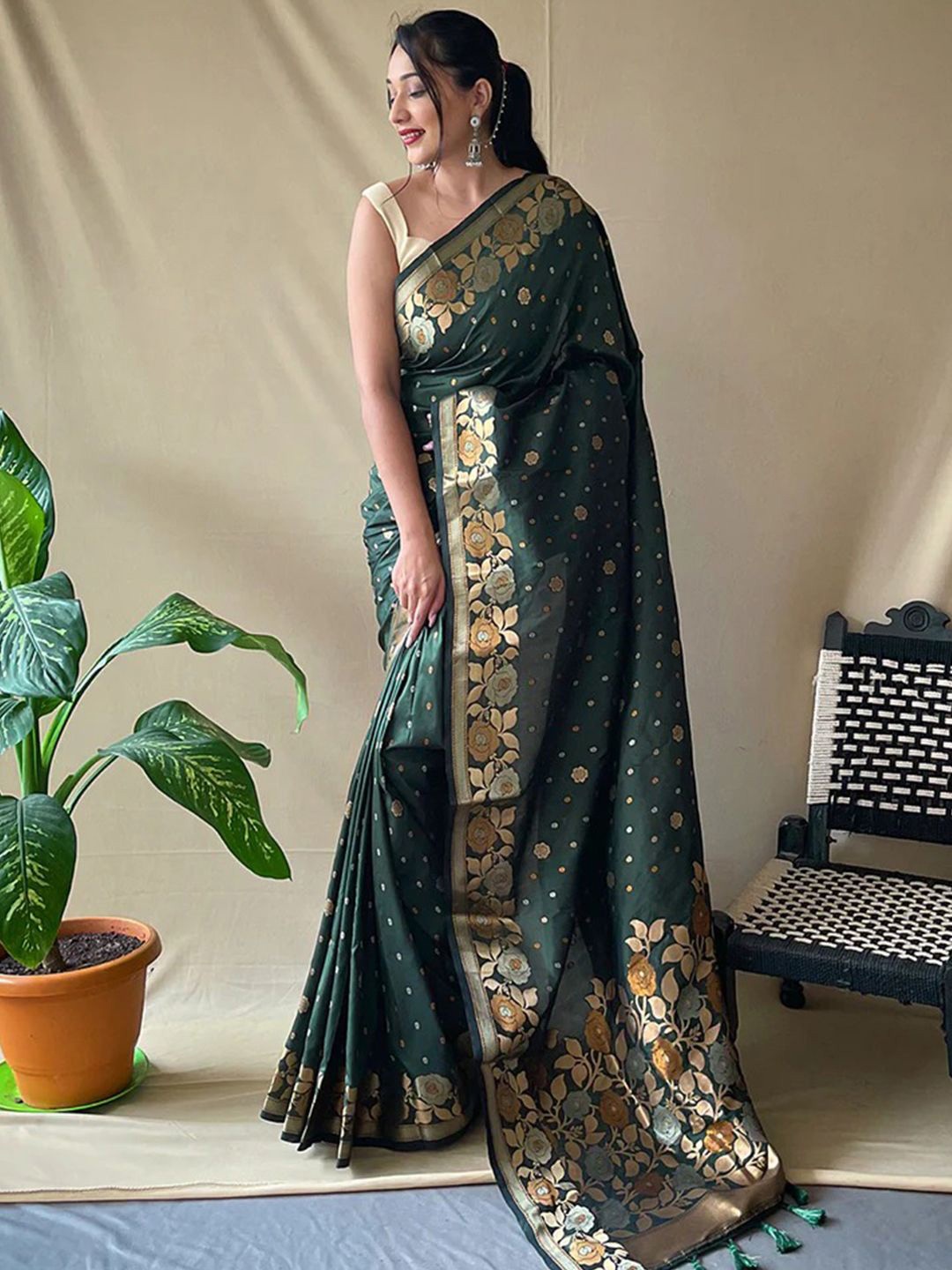 

PATLIPALLU Woven Design Zari Art Silk Banarasi Saree, Green