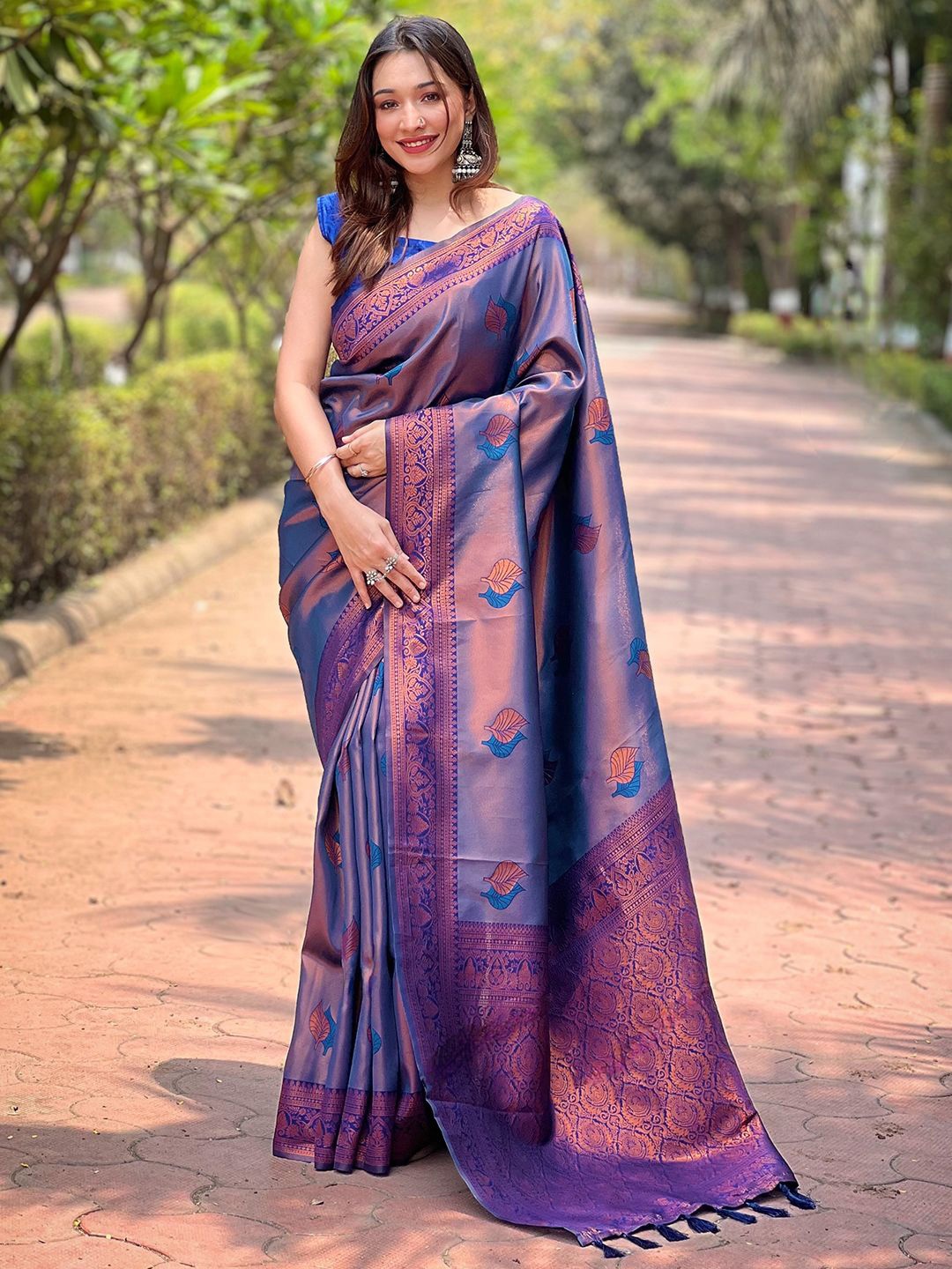 

PATLIPALLU Woven Design Zari Art Silk Banarasi Saree, Navy blue
