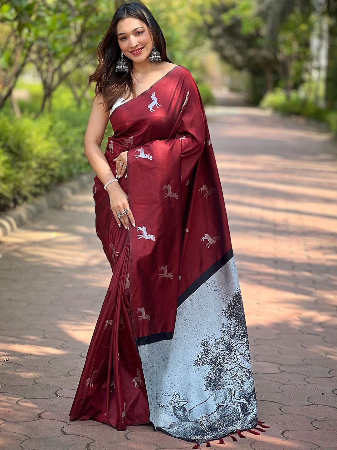 

PATLIPALLU Woven Design Zari Silk Blend Banarasi Saree, Maroon