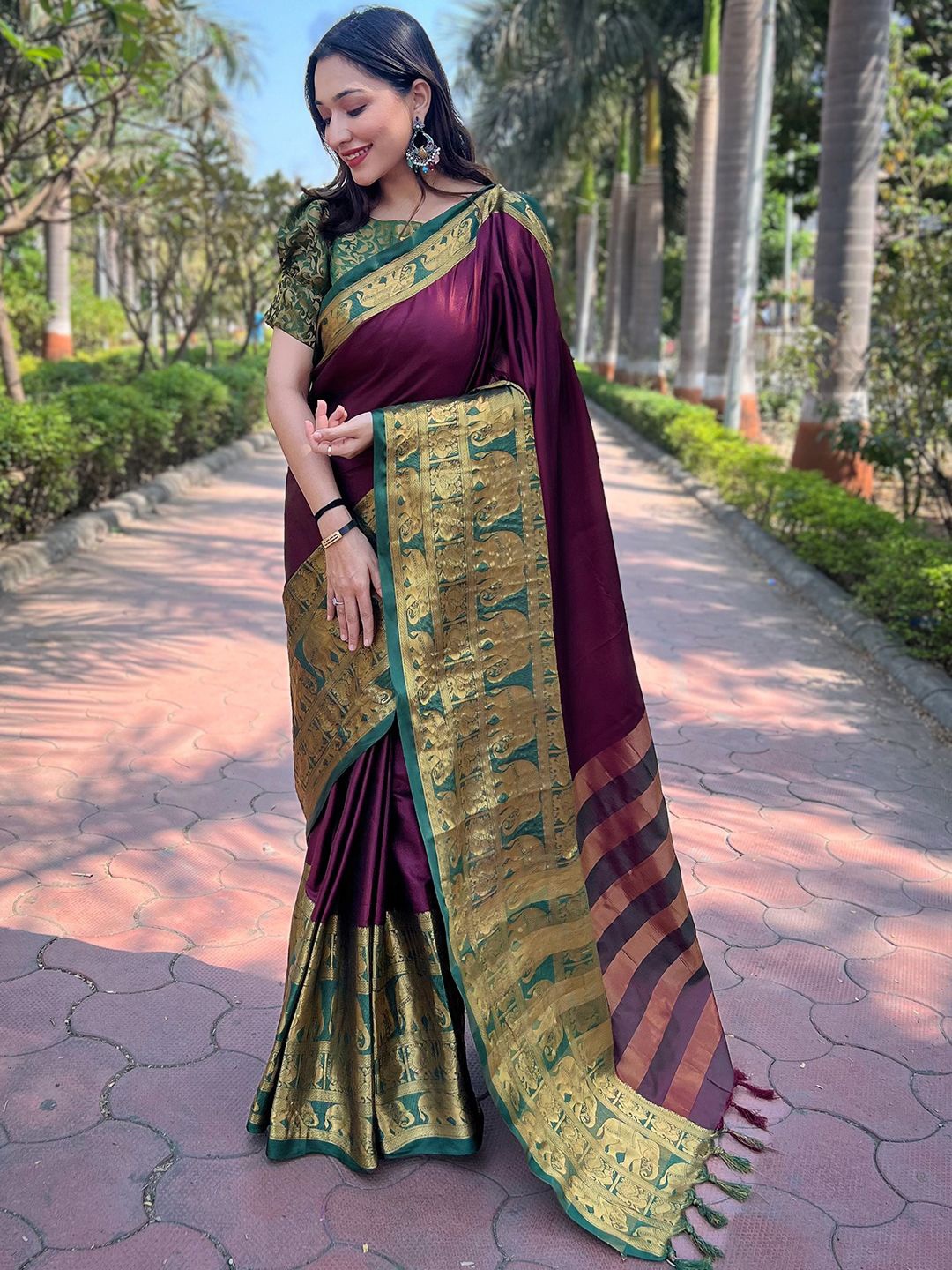 

PATLIPALLU Zari Silk Blend Banarasi Saree, Burgundy