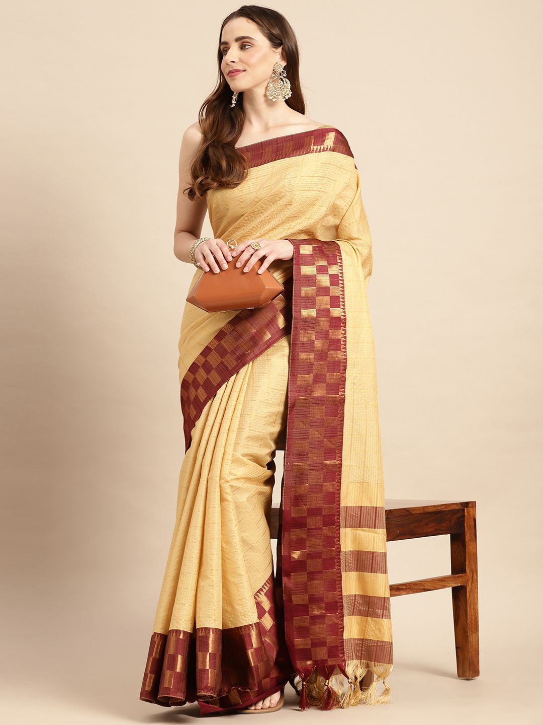 

VASTRANAND Checked Saree, Cream