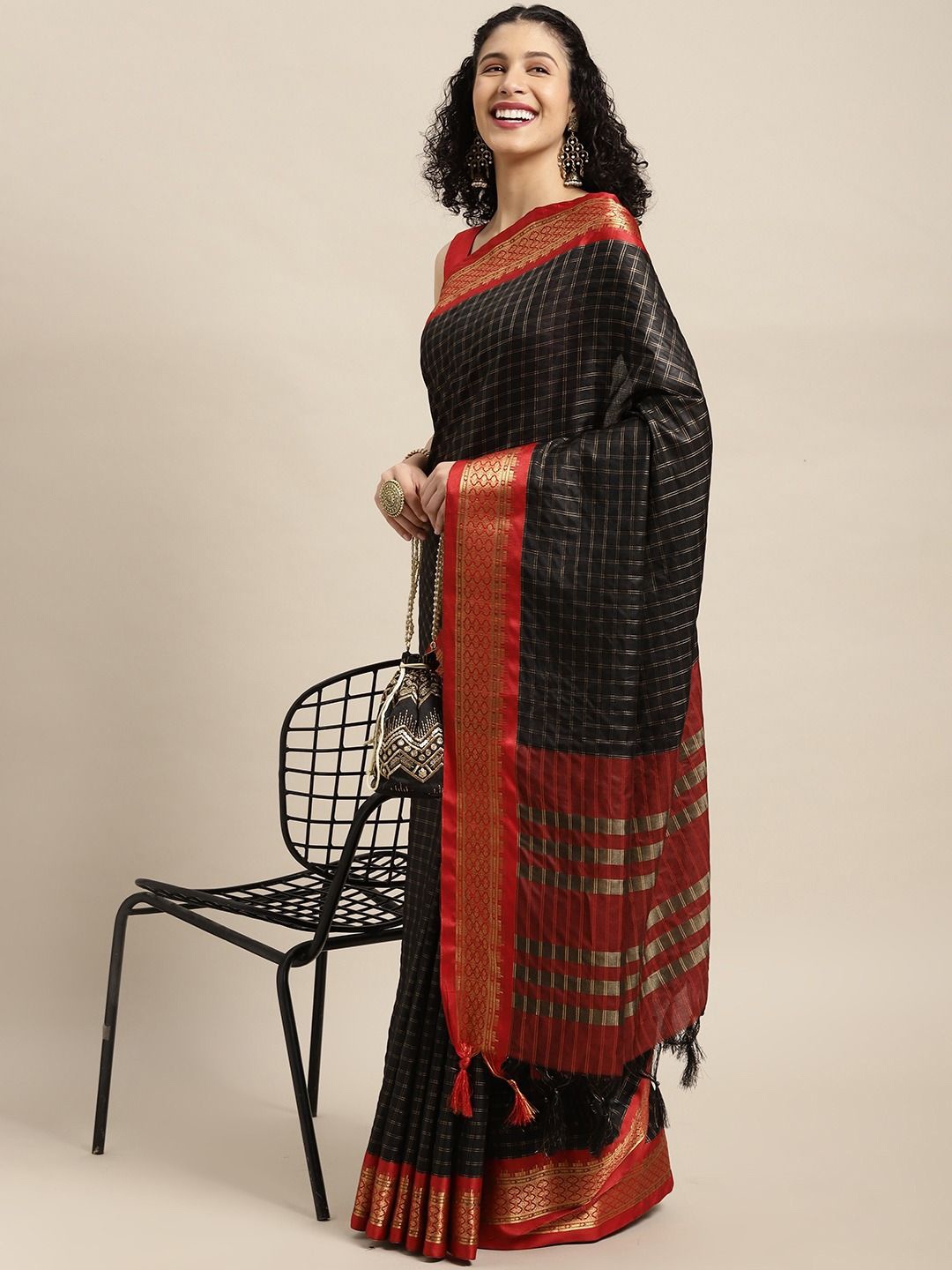 

VASTRANAND Checked Zari Pure Silk Gadwal Saree, Black