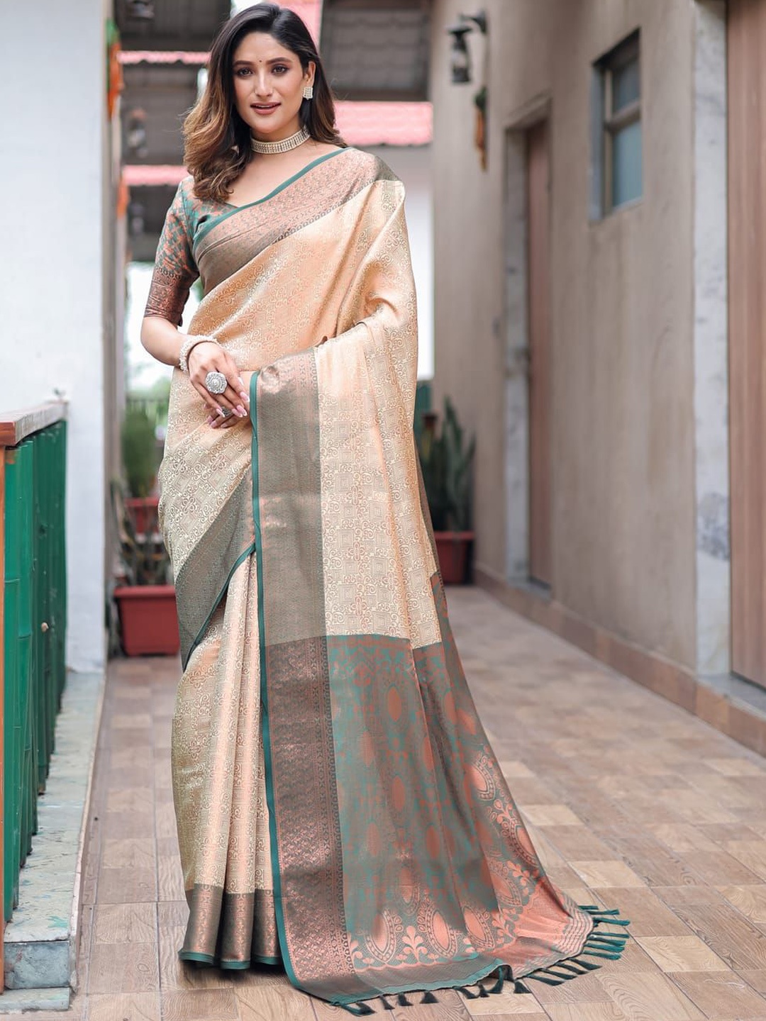 

Suha Woven Design Kanjeevaram Silk Saree, Gold