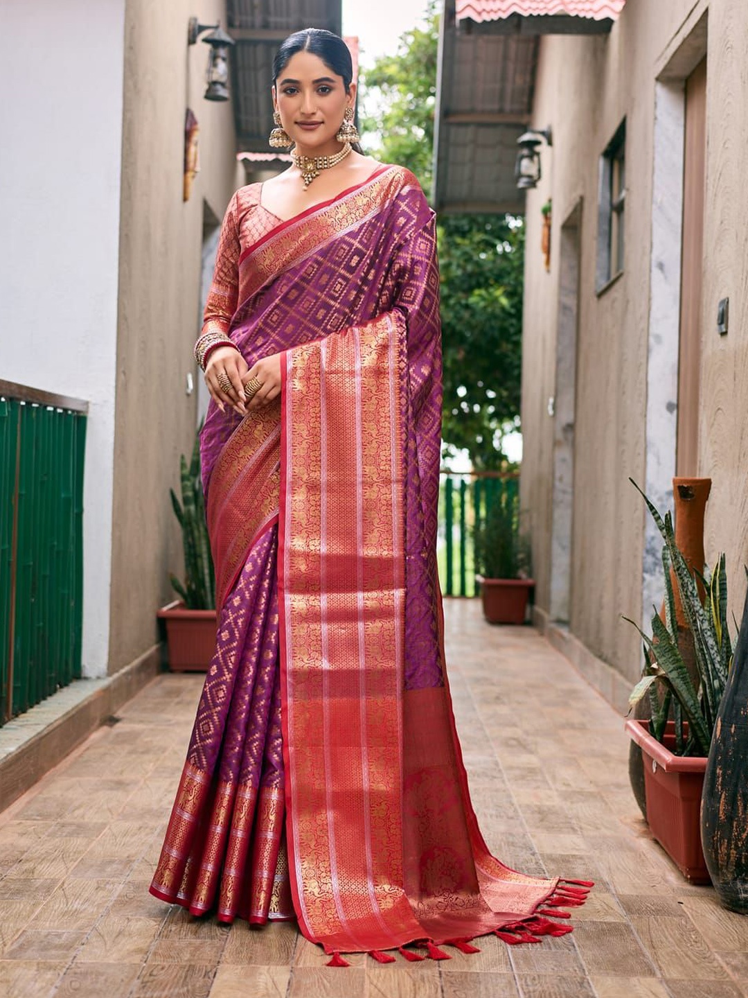 

Suha Handloom Banarasi Saree, Purple