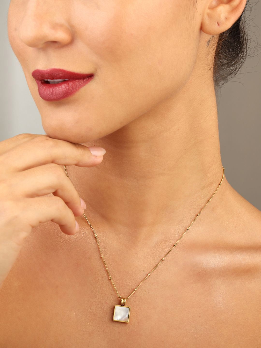 

VENI Gold-Plated Pendant With Chain