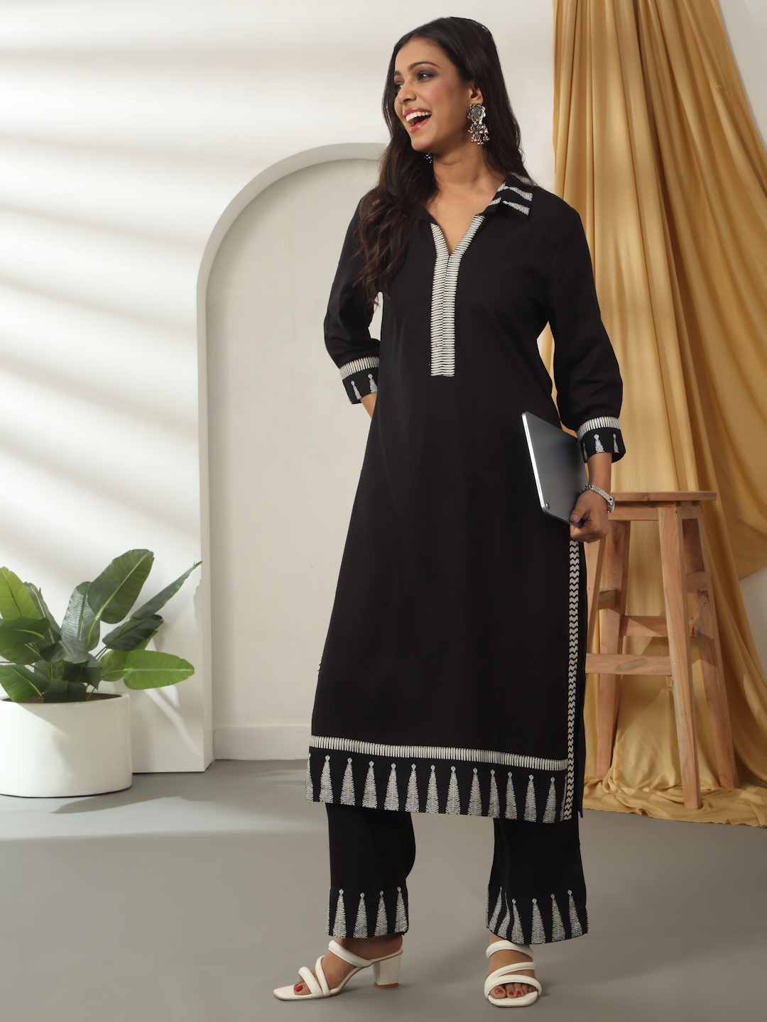 

Likha Straight Kurta with Printed Borders with Pant, Black