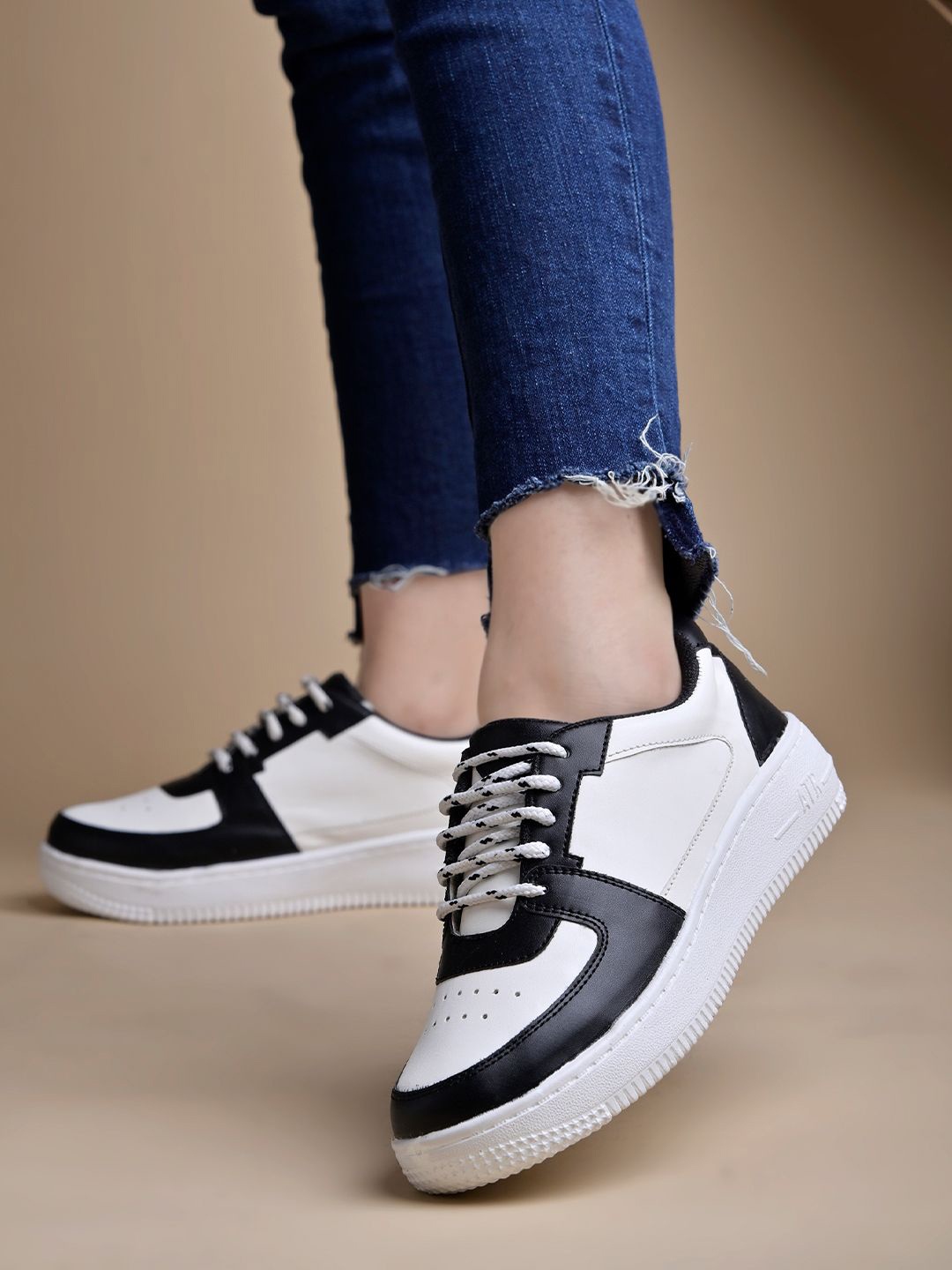 

Shoetopia Girls Colourblocked Sneakers, Black