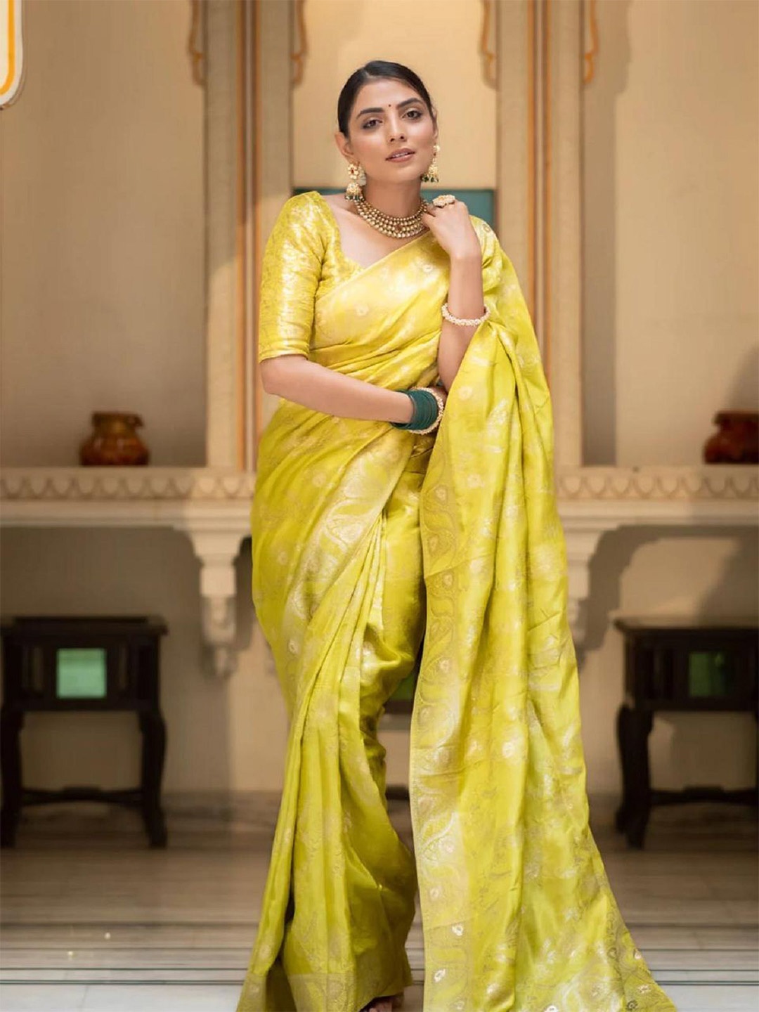 

JULEE Woven Design Zari Pure Silk Saree, Green