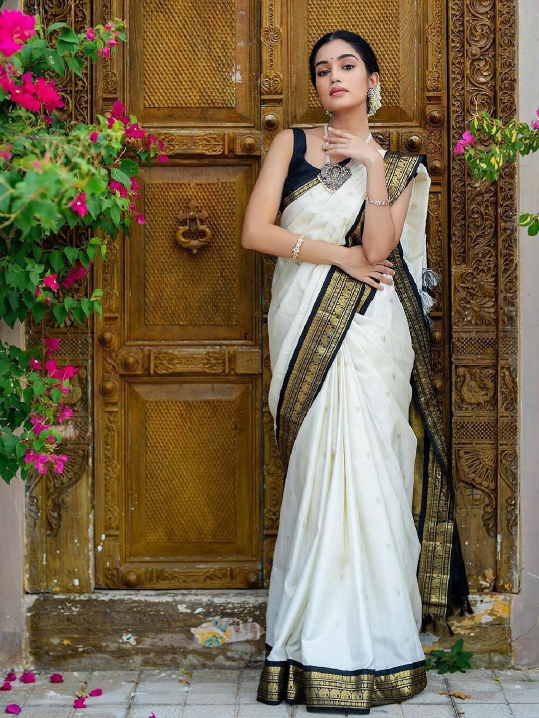 

JULEE Zari Silk Blend Saree, Off white