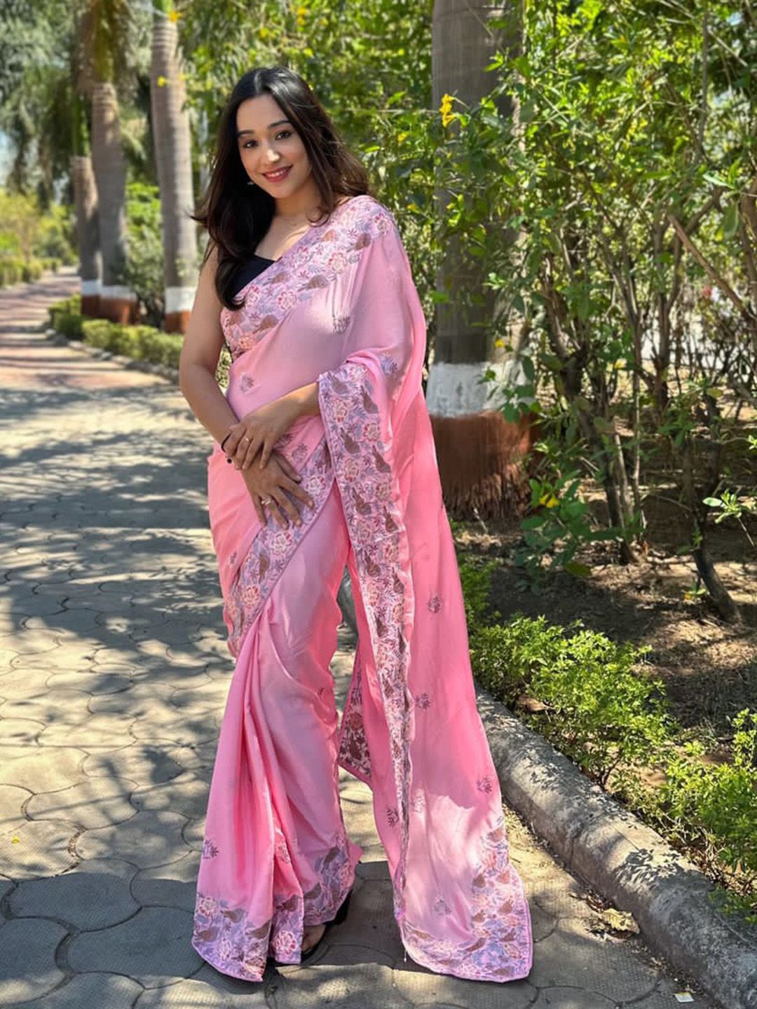 

Ishin Embellished Embroidered Silk Blend Saree, Pink