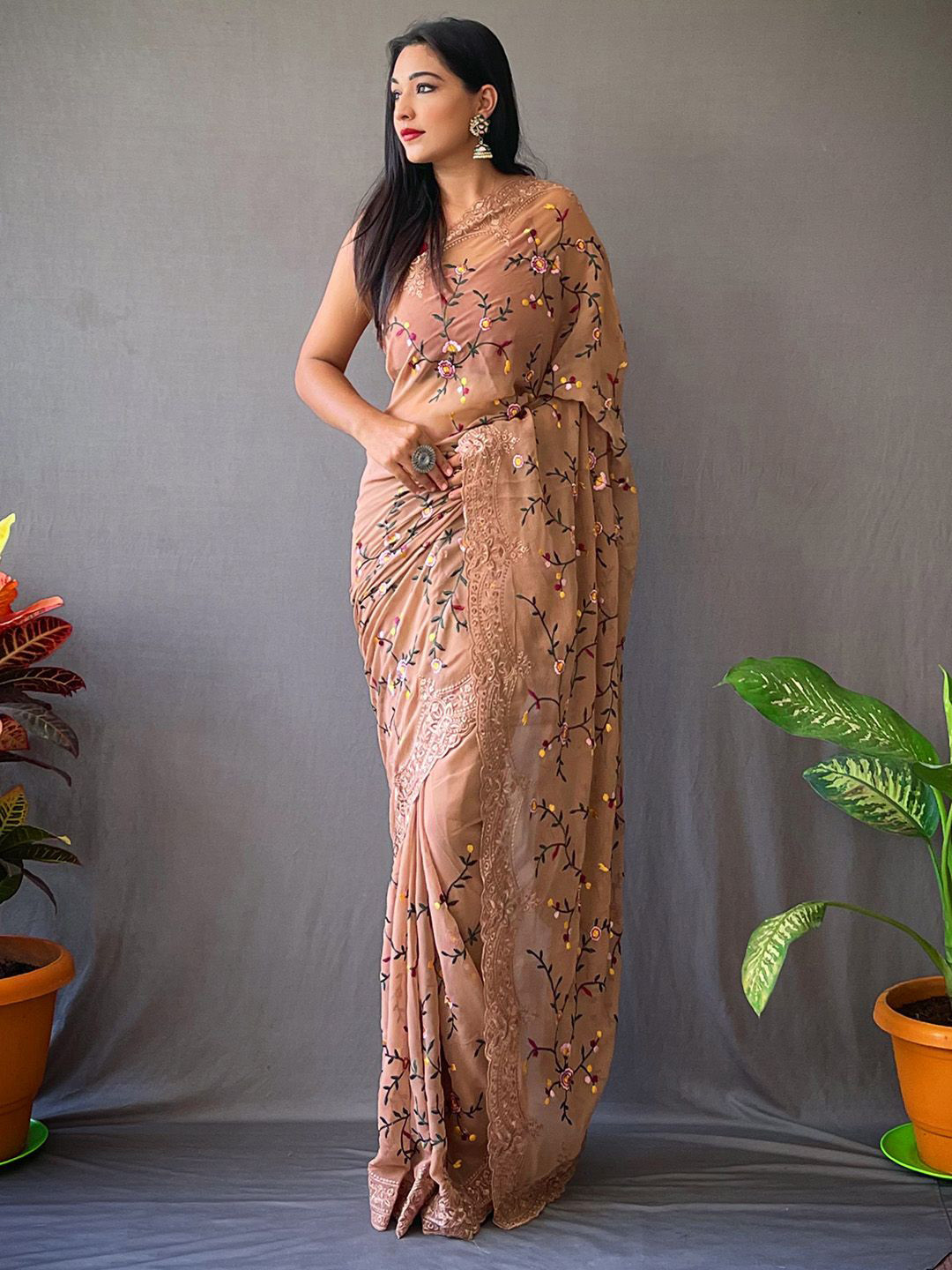

Ishin Floral Pure Georgette Saree, Brown