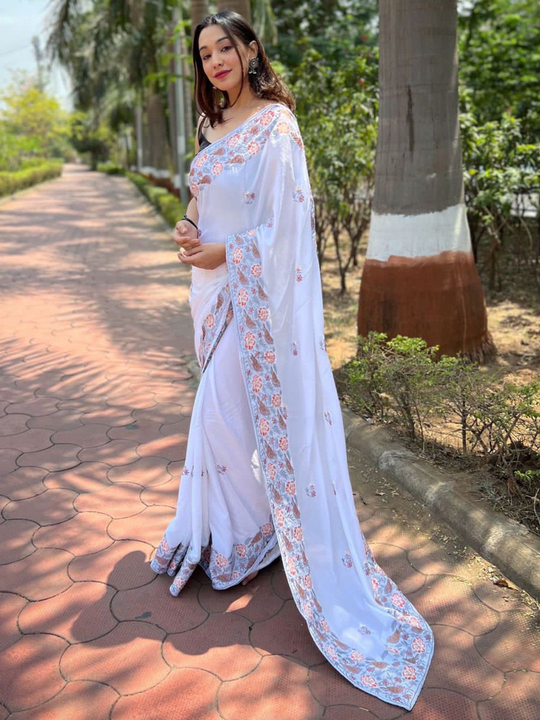 

Ishin Floral Embroidered Heavy Work Saree, White
