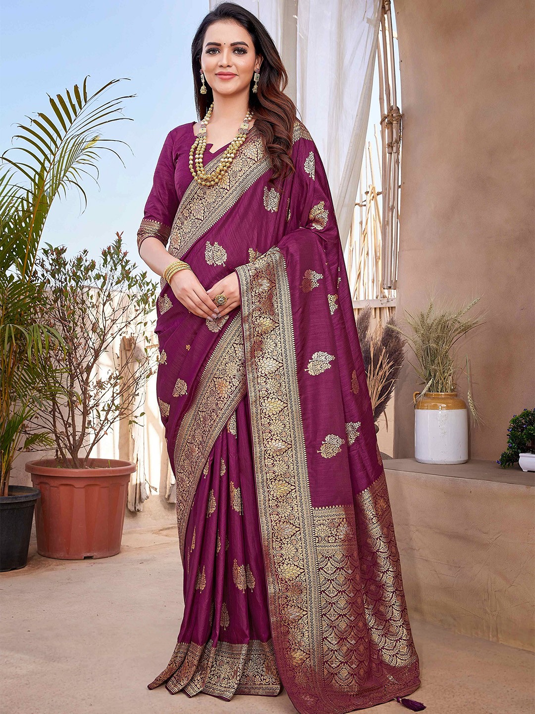 

HEER FASHION Woven Design Zari Silk Blend Banarasi Saree, Magenta