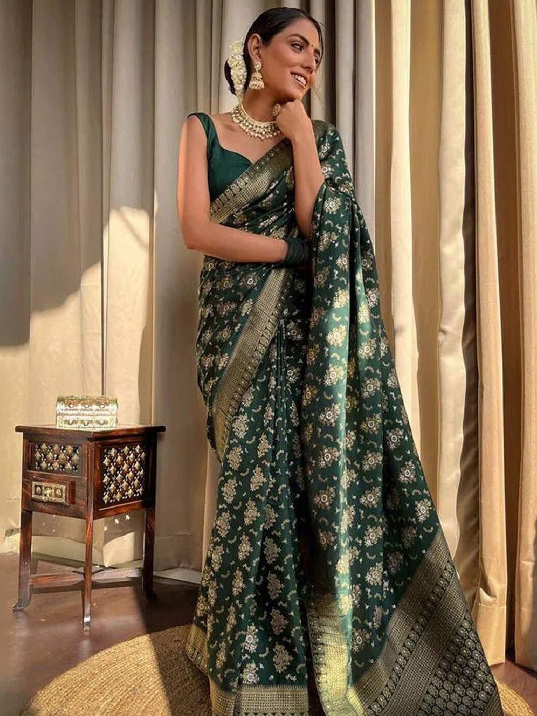 

JULEE Woven Design Zari Pure Silk Saree, Green