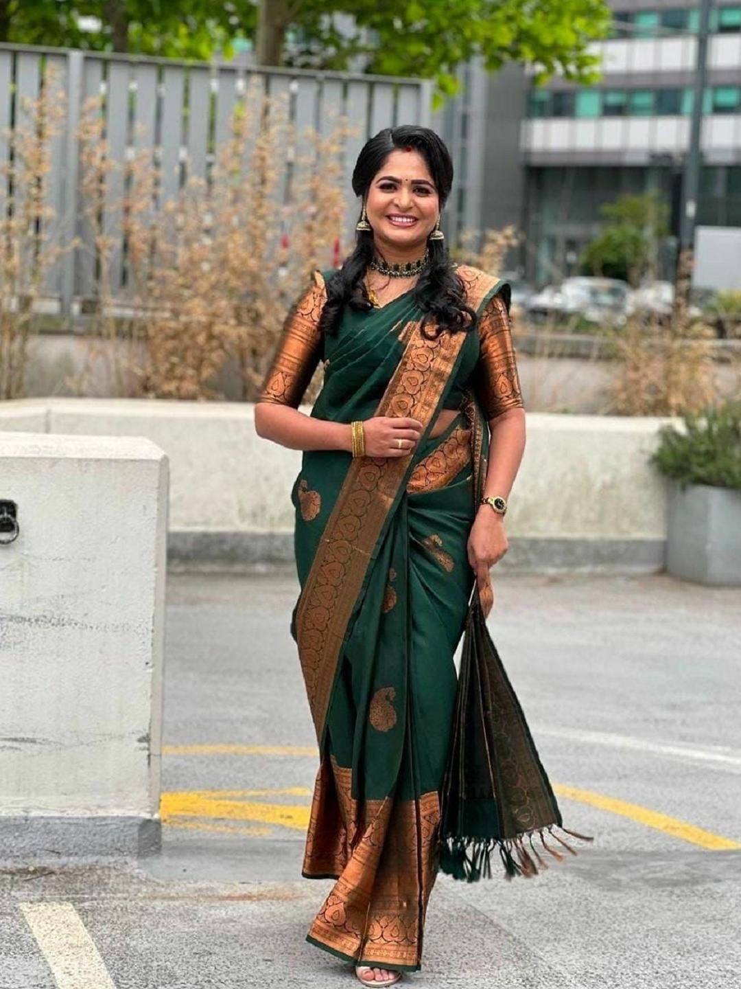 

JULEE Woven Design Zari Pure Silk Saree, Green
