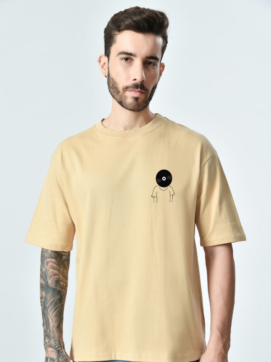

EKSDEE Men High Neck Drop-Shoulder Sleeves Applique T-shirt, Beige